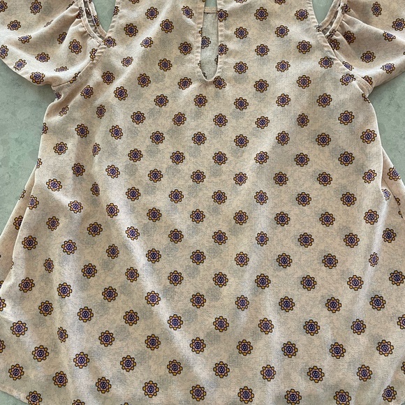 Xhileration Blush Cold Shoulder Top SM - Picture 3 of 4